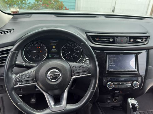 Used 2017 Nissan Rogue SV FWD image 13