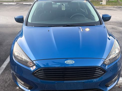 Used 2018 Ford Focus SE w/ SE Appearance Package FWD image 4