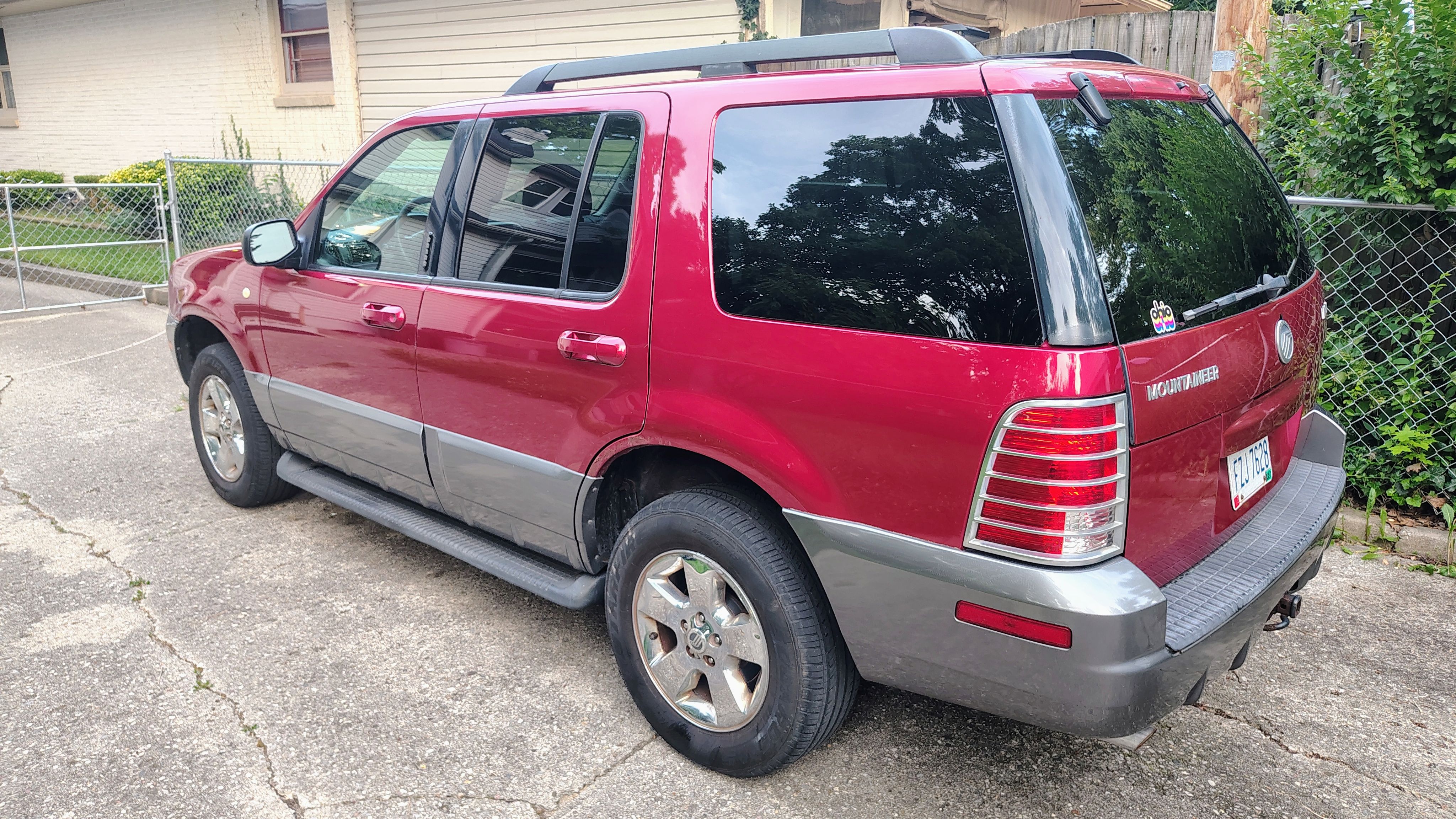 Used 2005 Mercury Mountaineer AWD V8 image 2