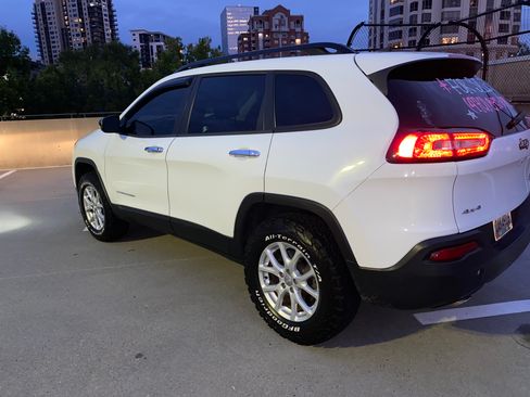 Used 2016 Jeep Cherokee Sport image 10