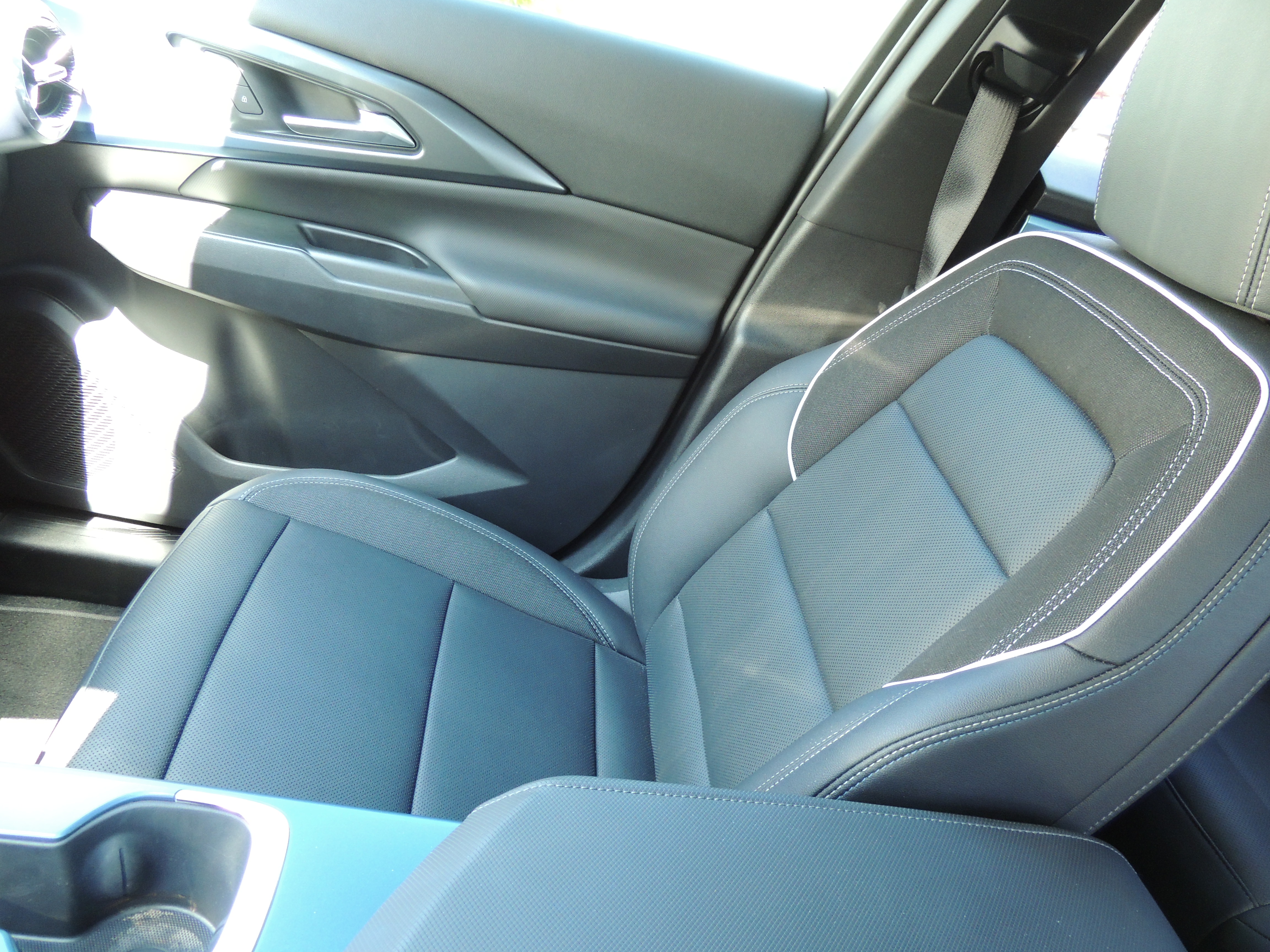Used 2025 Chevrolet Equinox EV LT w/ Convenience Package II FWD image 26