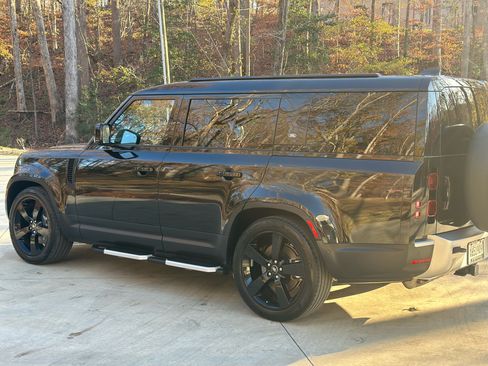 Used 2023 Land Rover Defender 130 SE image 6