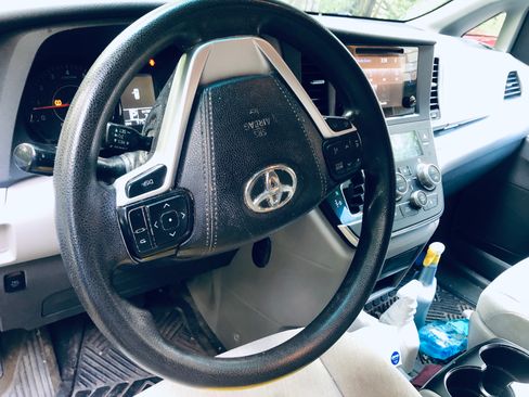 Used 2015 Toyota Sienna LE image 6