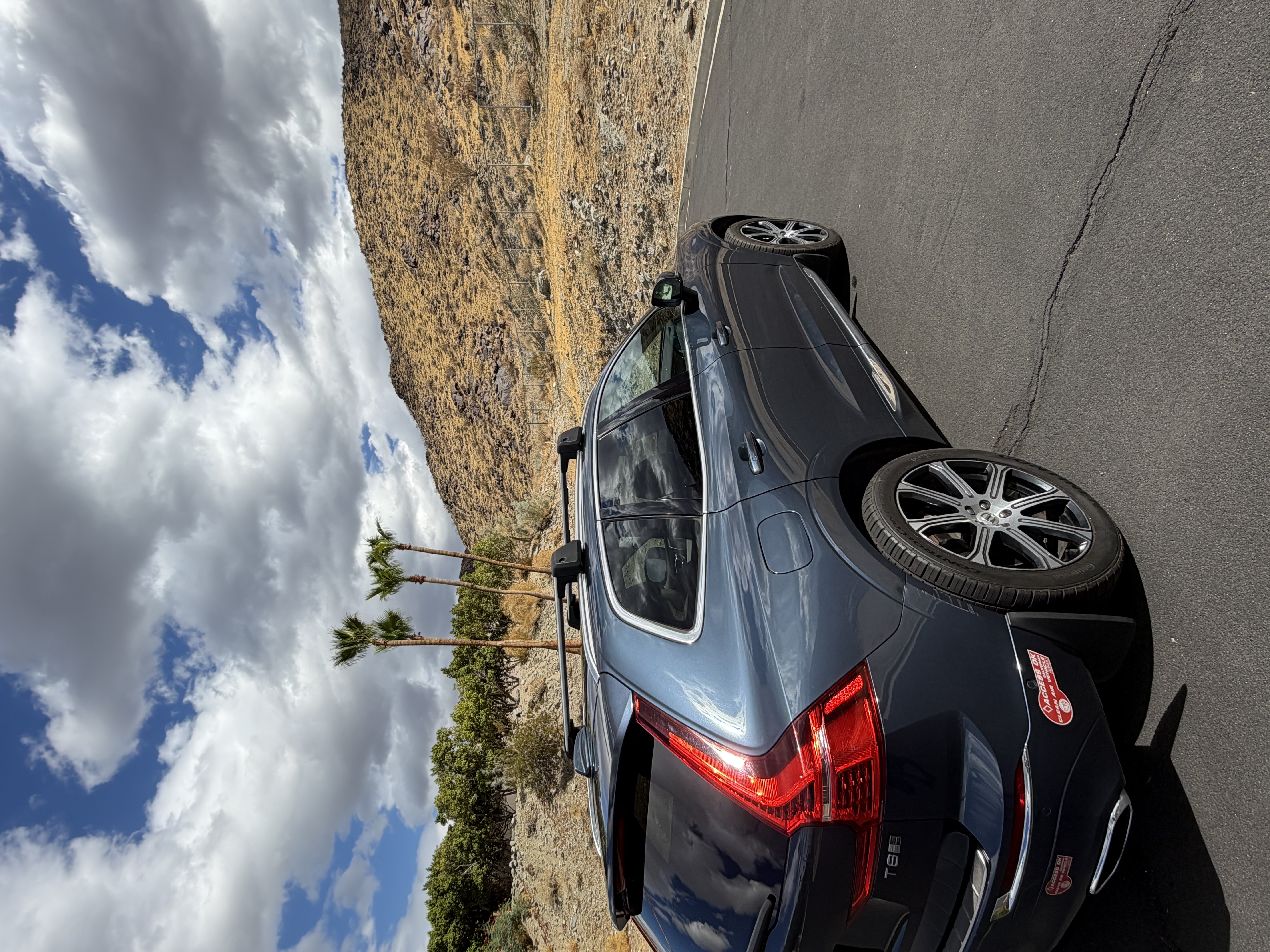 Used 2018 Volvo XC60 T8 Inscription w/ Luxury Seat Package AWD/4WD image 4