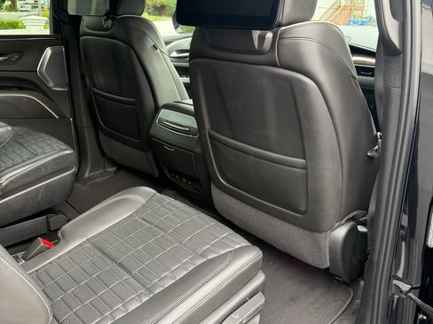 Used 2022 Cadillac Escalade ESV Sport Platinum w/ Heavy-Duty Trailer Package AWD/4WD image 13