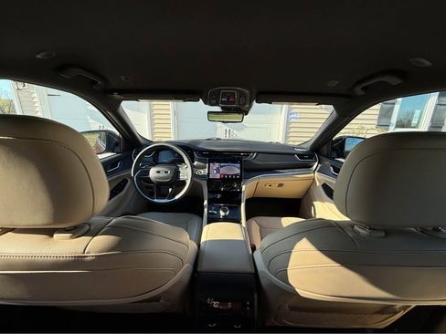 Used 2023 Jeep Grand Cherokee L Limited w/ Luxury Tech Group II image 18