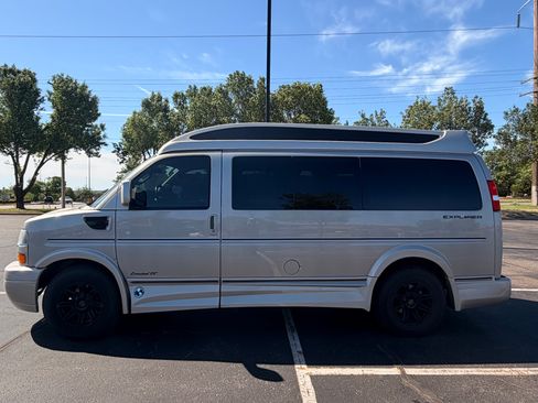 Used 2022 Chevrolet Express 2500 w/ Enhanced Convenience Package RWD image 2