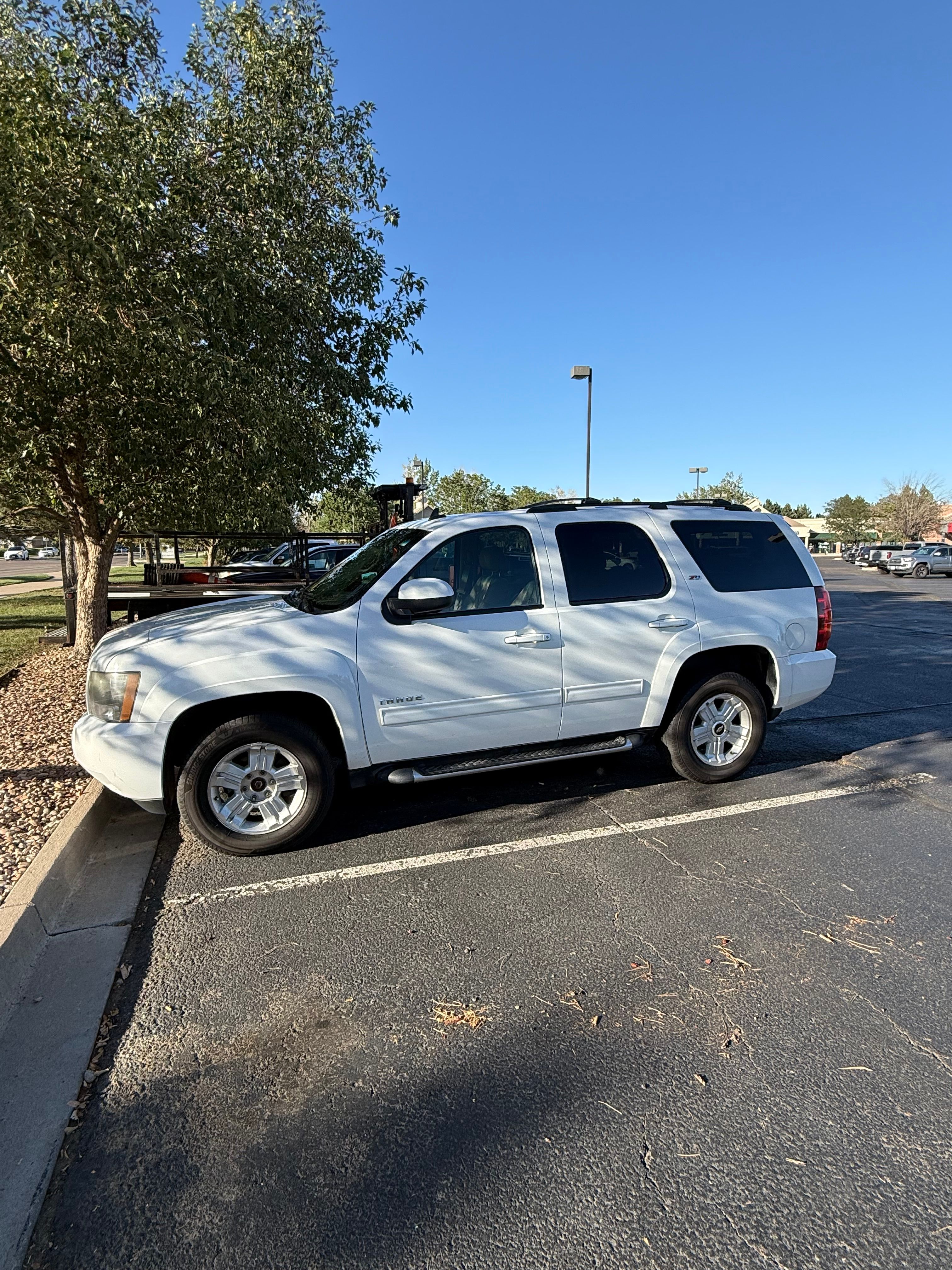 Used 2011 Chevrolet Tahoe LT w/ Luxury Package AWD/4WD image 2