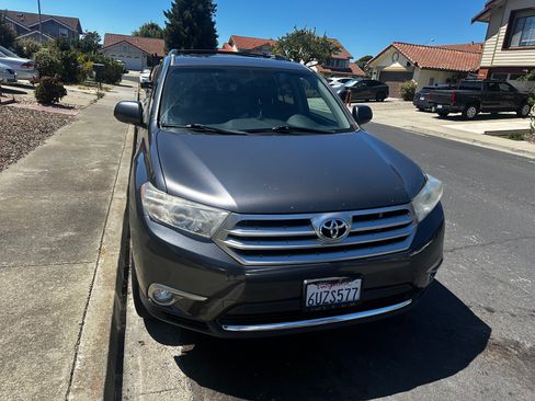 Used 2012 Toyota Highlander Limited w/ Tow Pkg AWD/4WD image 5