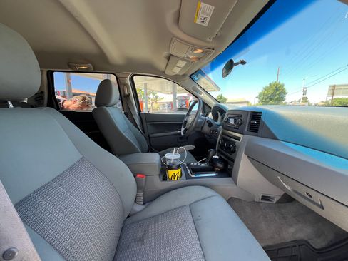 Used 2007 Jeep Grand Cherokee Laredo AWD/4WD image 2