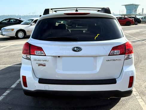 Used 2014 Subaru Outback 2.5i Limited w/ Moonroof Package AWD/4WD image 6