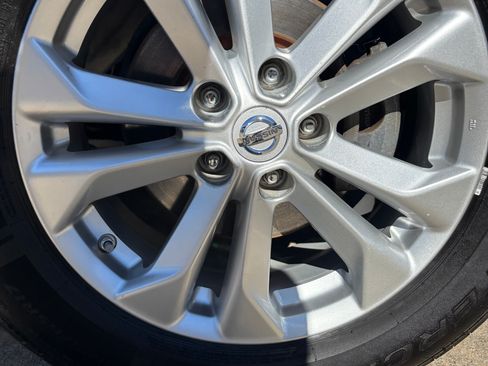 Used 2016 Nissan Rogue SV image 8