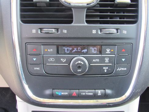 Used 2016 Chrysler Town & Country Touring FWD image 20