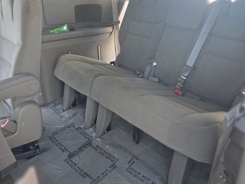 Used 2016 Chrysler Town & Country Touring image 10