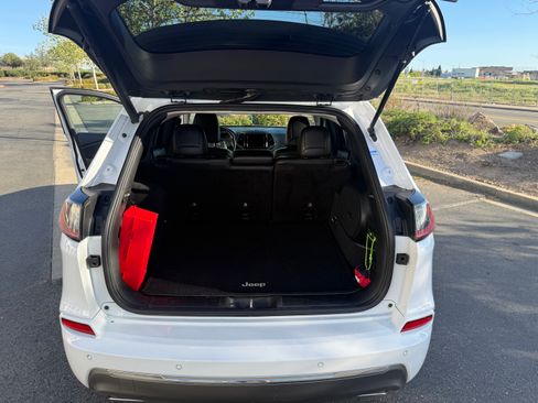 Used 2019 Jeep Cherokee Overland w/ Technology Group image 17