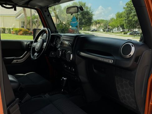 Used 2011 Jeep Wrangler Unlimited Sahara AWD/4WD image 19