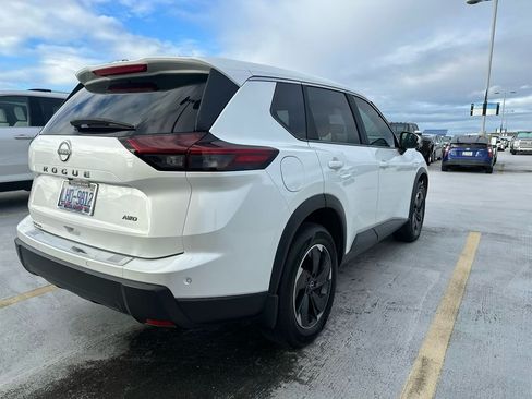 Used 2025 Nissan Rogue SV image 4
