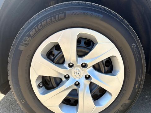 Used 2021 Toyota RAV4 LE image 9