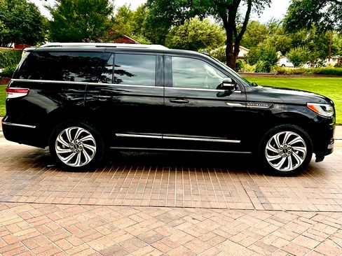 Used 2023 Lincoln Navigator Reserve AWD/4WD image 2