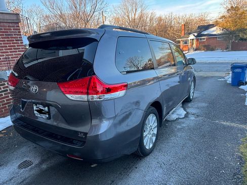 Used 2014 Toyota Sienna LE image 8