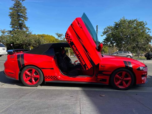 Used 2020 Ford Mustang Convertible RWD image 2