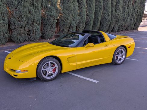 Used 2000 Chevrolet Corvette Coupe w/ Performance Handling Pkg image 9