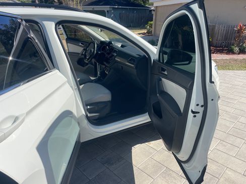 Used 2018 Volkswagen Tiguan SE w/ Panoramic Sunroof Package image 18