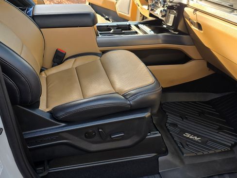 Used 2025 Ford F250 Lariat w/ Lariat Ultimate Package image 9