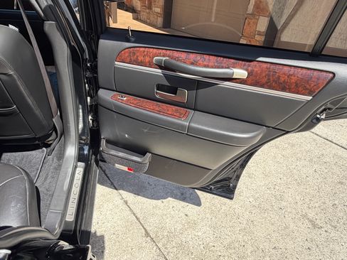 Used 2008 Lincoln Town Car Signature Limited image 24