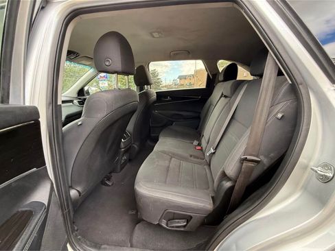Used 2019 Kia Sorento L image 8