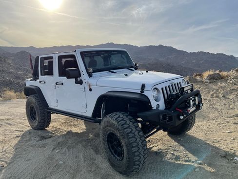 Used 2017 Jeep Wrangler Unlimited Sahara w/ Connectivity Group AWD/4WD image 4