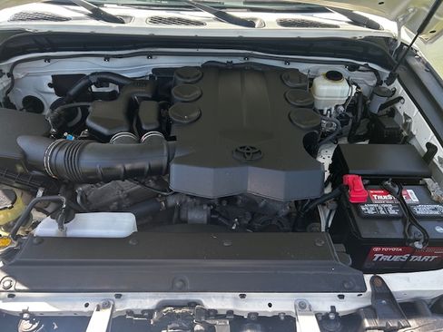 Used 2011 Toyota FJ Cruiser 4WD image 9