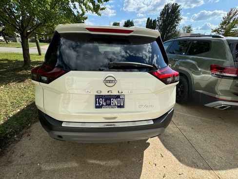 Used 2023 Nissan Rogue SV image 6