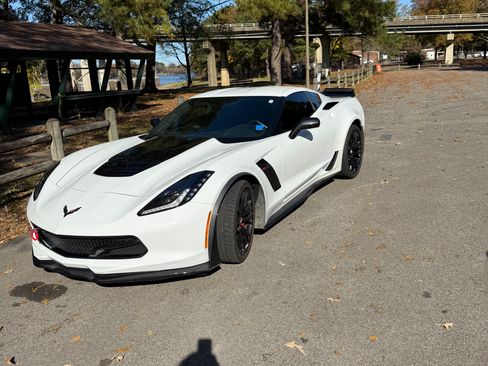 Used 2015 Chevrolet Corvette Z06 w/ 3LZ Preferred Equipment Group image 2