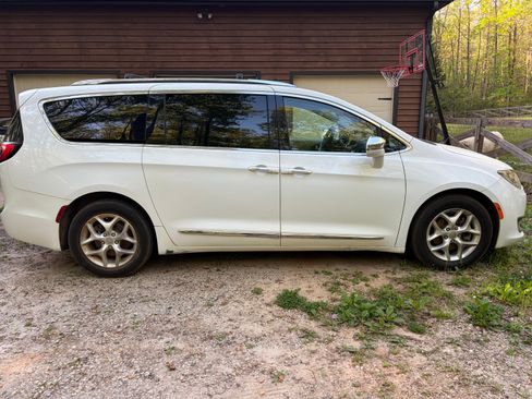 Used 2020 Chrysler Pacifica Limited FWD image 8