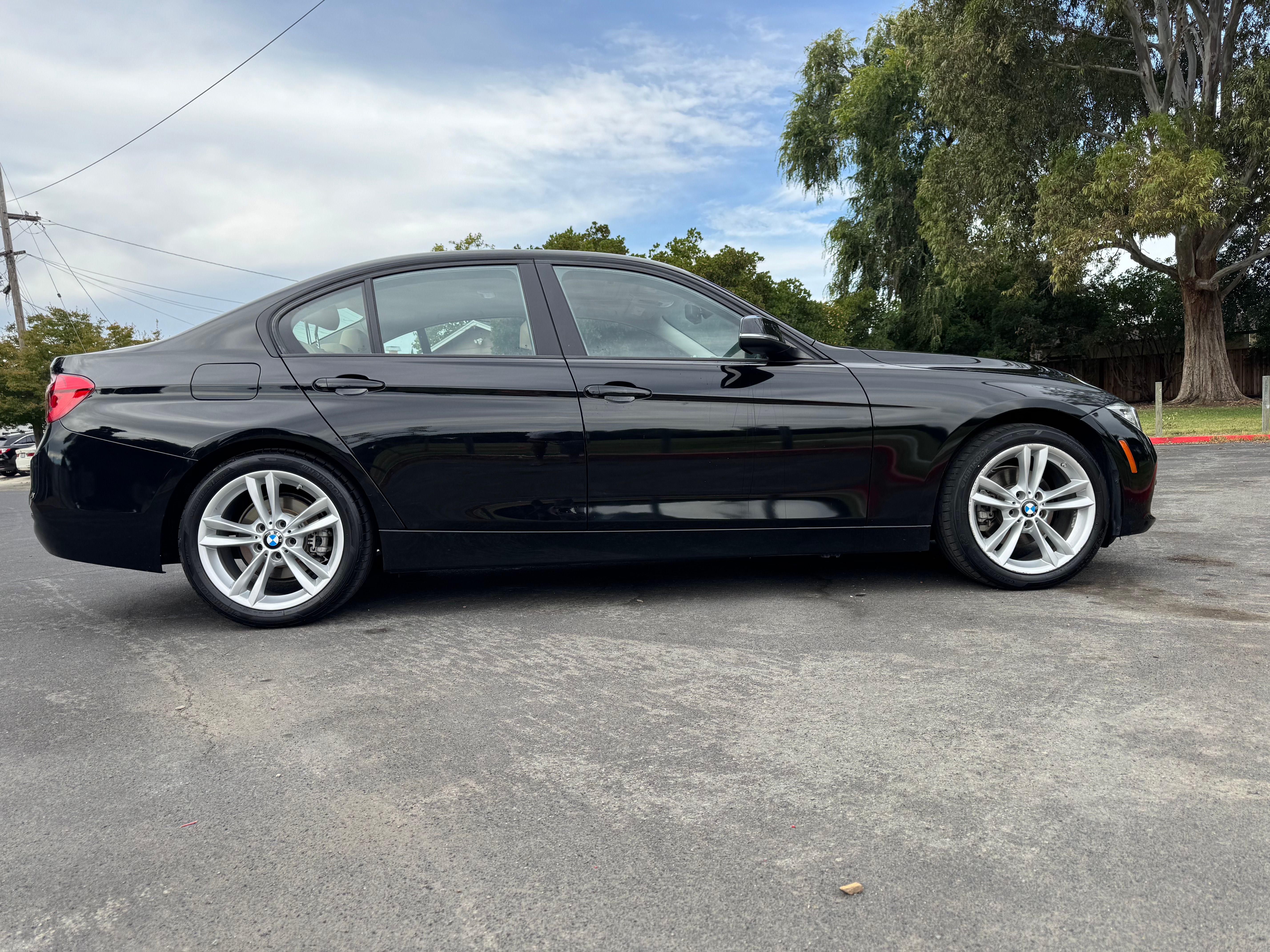 Used 2018 BMW 320i Sedan RWD image 4