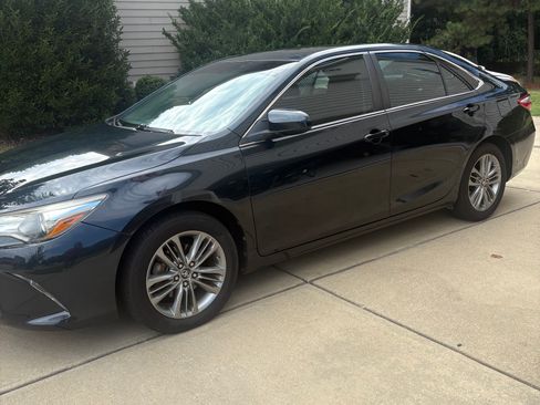 Used 2017 Toyota Camry SE FWD image 2