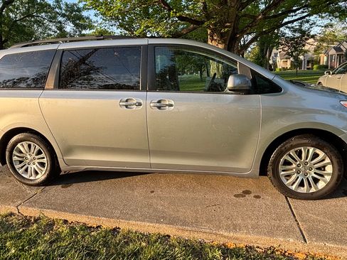 Used 2016 Toyota Sienna XLE image 1