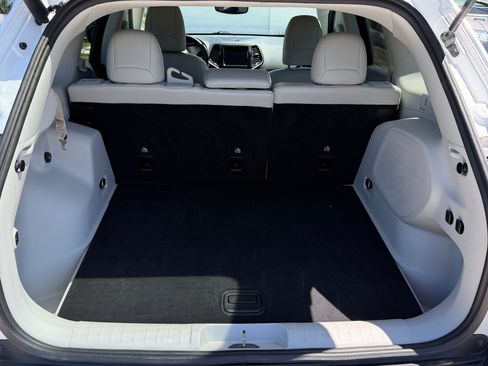 Used 2019 Jeep Cherokee Limited FWD image 13