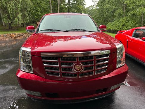 Used 2014 Cadillac Escalade Luxury AWD/4WD image 2