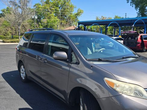 Used 2014 Toyota Sienna LE image 4