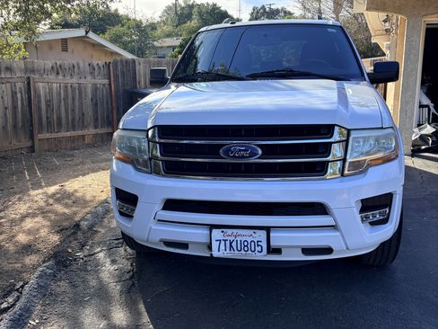Used 2017 Ford Expedition XLT image 2