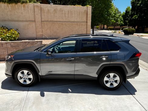 Used 2021 Toyota RAV4 XLE AWD/4WD image 2