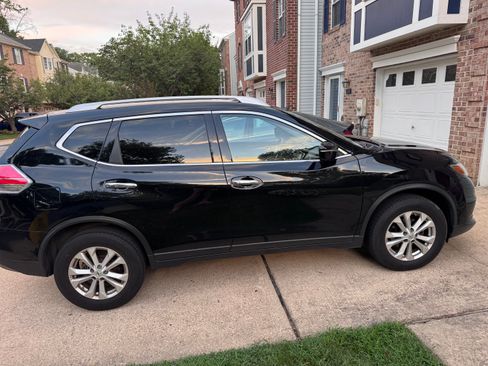 Used 2015 Nissan Rogue SV AWD/4WD image 1
