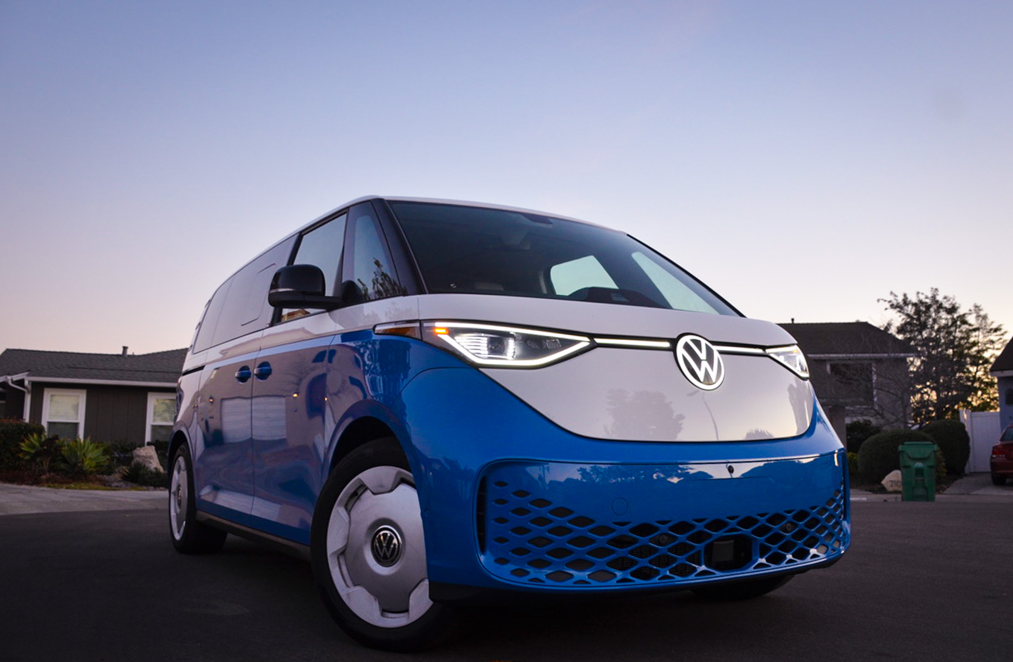 Used 2025 Volkswagen ID. Buzz 1st Edition RWD image 1