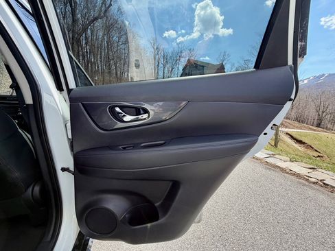 Used 2017 Nissan Rogue SV image 14