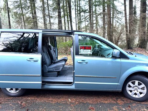 Used 2010 Chrysler Town & Country Touring image 15