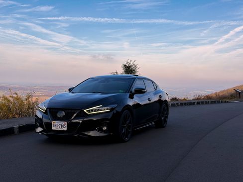 Used 2022 Nissan Maxima SR w/ Sport Mat Group FWD image 1