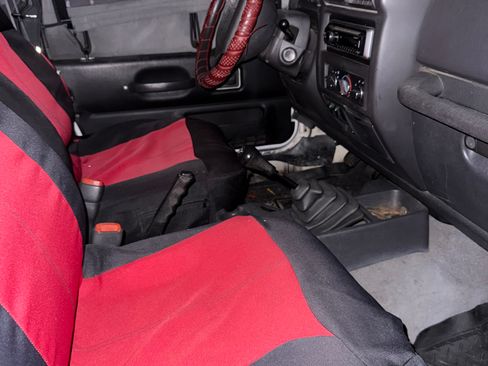 Used 1999 Jeep Wrangler SE image 2