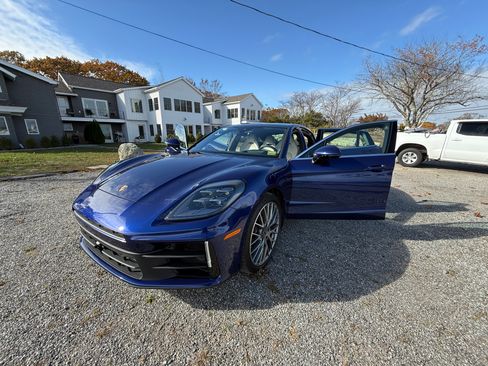 Used 2024 Porsche Panamera 4 image 1